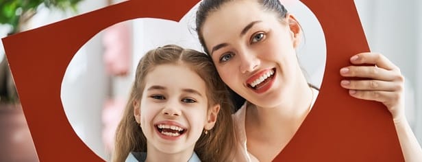 Mãe e filha com presente de Dia das Mães.